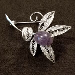 VINTAGE SILVER PLATED PURPLE JADEITE FLORAL BROOCH / PIN - SO PRETTY!!